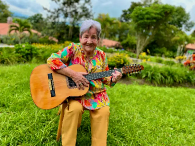 A los 86 años, Rosalba Sánchez cumple su sueño musical y compone canción para Compensar