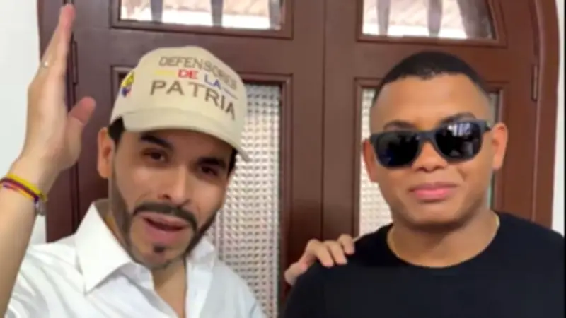 Abelardo de la Espriella usa atril blindado tras amenazas del ELN denunciadas por su campaña