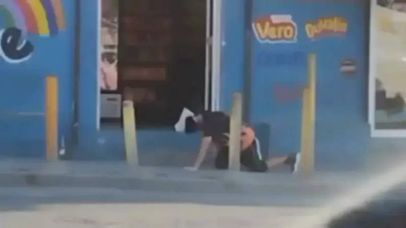 Abuelita arroja agua a joven 'therian' en México y video genera debate sobre convivencia