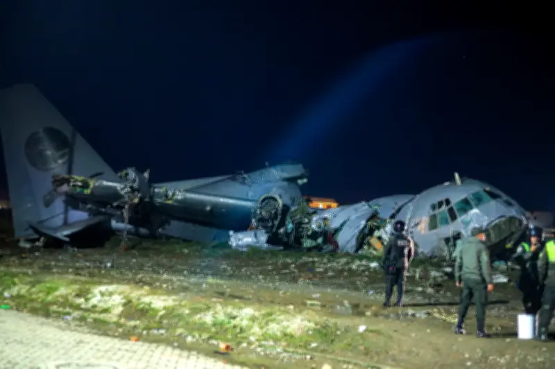 Accidente aéreo en Bolivia deja 15 muertos y caos por dinero esparcido