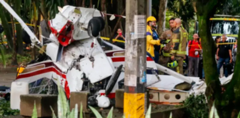 Accidente de avioneta en Medellín: una tripulante en estado crítico tras fallas del motor