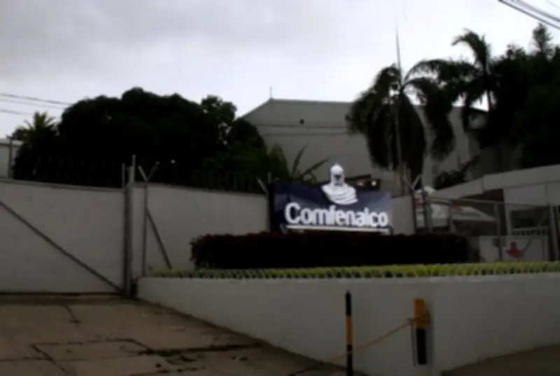 Accidente de bus escolar en Cartagena: volcamiento por lluvias en Ciudad Escolar Comfenalco