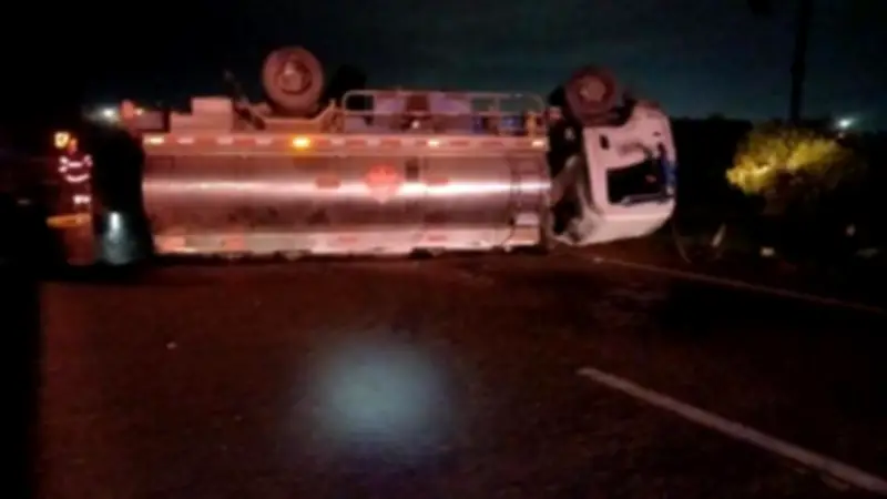 Accidente de camión cisterna afecta movilidad en norte de Cundinamarca y genera alerta ambiental