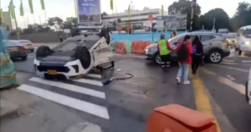 Accidente en Suba deja carro volcado y dos heridos en calle 100 con carrera 53