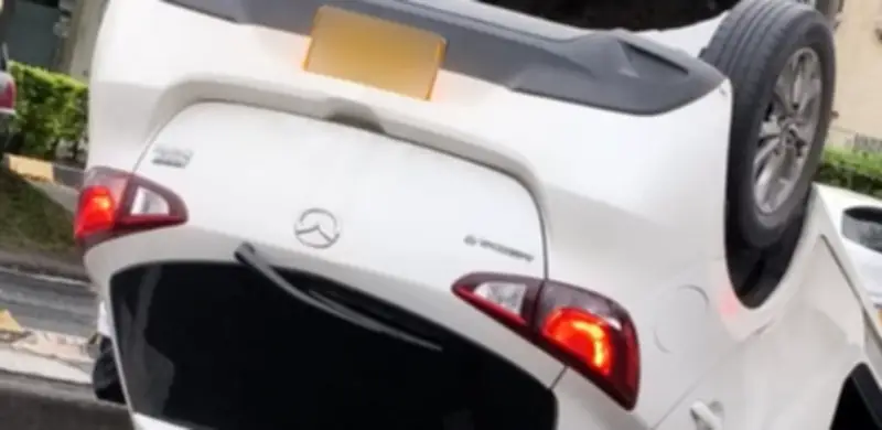 Accidente vial en Cali: Mazda blanco se volcó en la Avenida Roosevelt con derrame de combustible