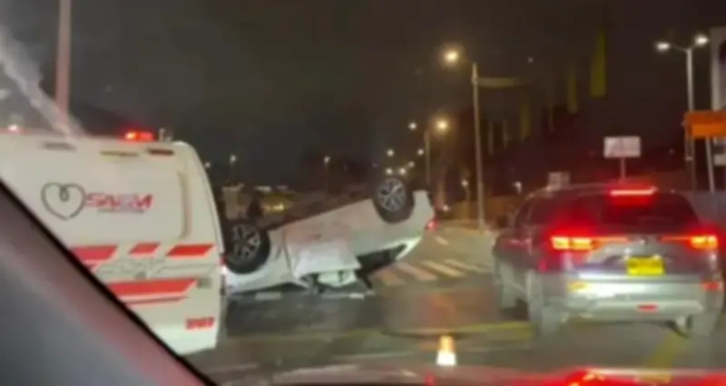Accidente volcó vehículo en calle 100 con carrera 53 de Bogotá generando caos vial