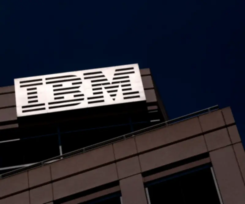 Acciones de IBM se desploman tras anuncio de IA que moderniza Cobol