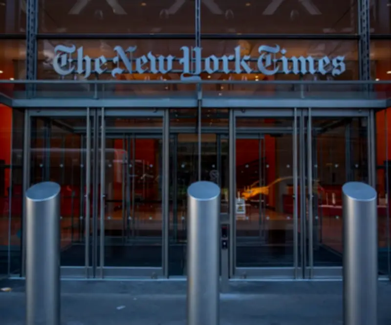 Acciones del New York Times alcanzan máximo histórico tras inversión de Warren Buffett