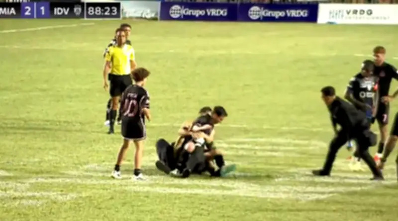 Aficionado invade cancha y derriba a Messi tras partido amistoso en Puerto Rico