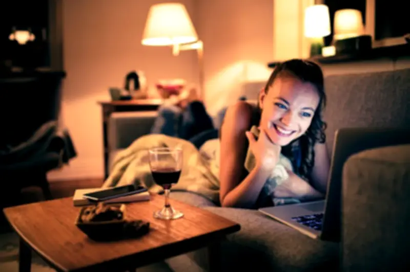 Agamia: La postura que cuestiona el lugar central de la pareja en nuestras vidas