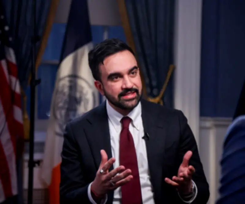 Alcalde de Nueva York amenaza con subir impuesto predial en 10% para presionar a gobernadora