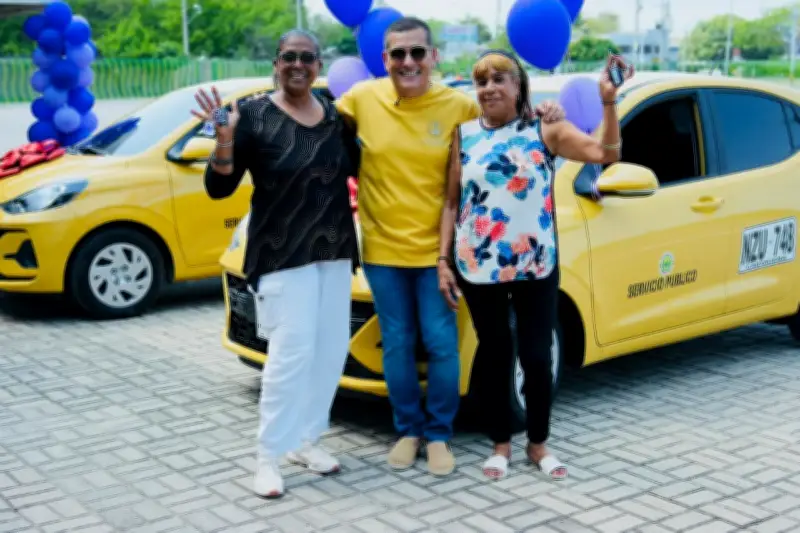 Alcalde Dumek Turbay entrega taxis cero kilómetros a conductoras cartageneras