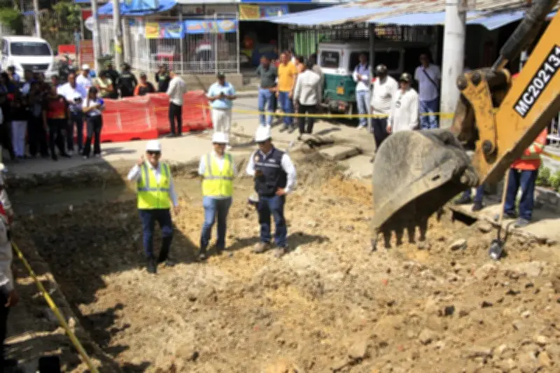 Alcalde Dumek Turbay inicia pavimentación histórica en acceso al colegio Camilo Torres de El Pozón