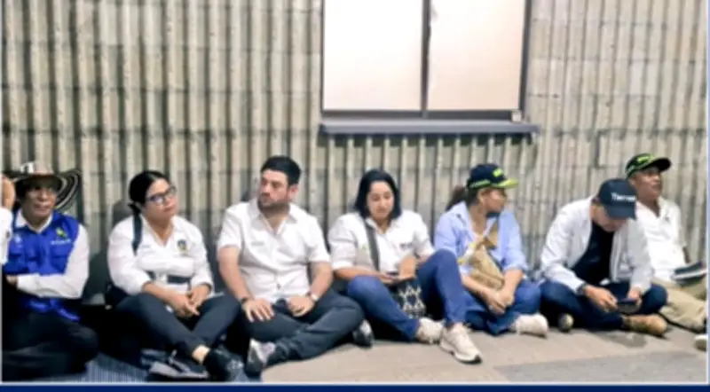 Alcaldes de Córdoba esperan en el piso reunión con Petro; Gobierno defiende atención