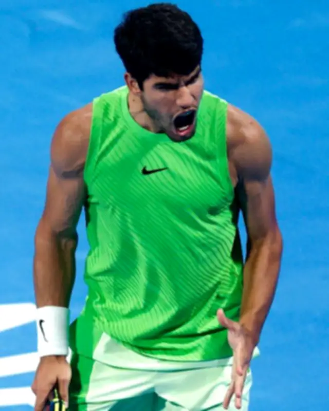 Alcaraz supera a Royer en Doha y avanza a cuartos con remontada épica