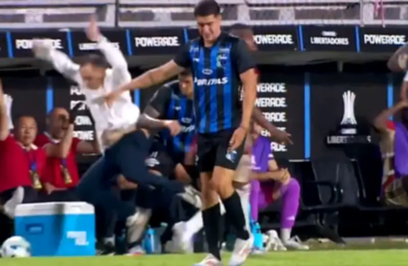 Alejandro Restrepo expulsado por VAR tras empujón y conducta antideportiva en Libertadores