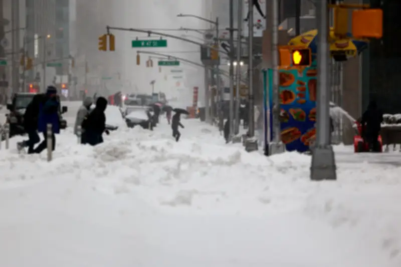 Alerta histórica por tormenta invernal en EE.UU.: nevadas récord y amenaza de tornados