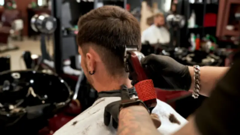 Alerta por el 'hongo de las barberías': síntomas, contagio y cómo prevenir la tiña capitis