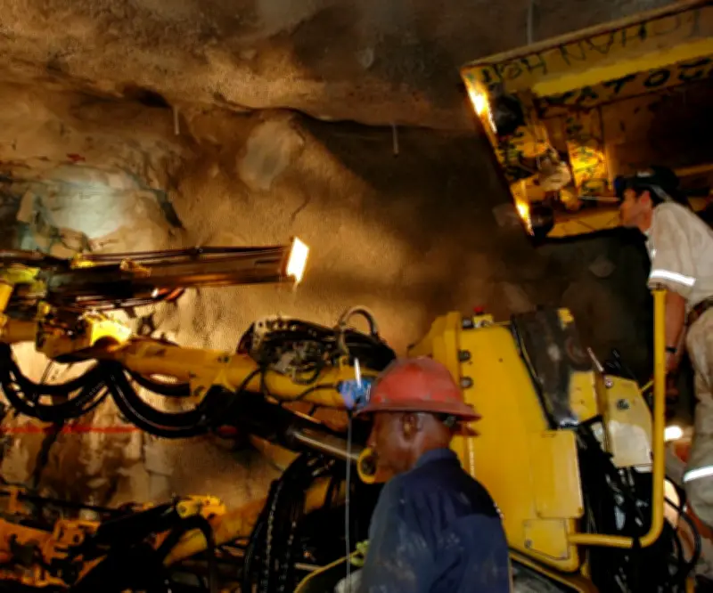 AngloGold reporta ganancias y dividendos históricos impulsados por alza récord del oro