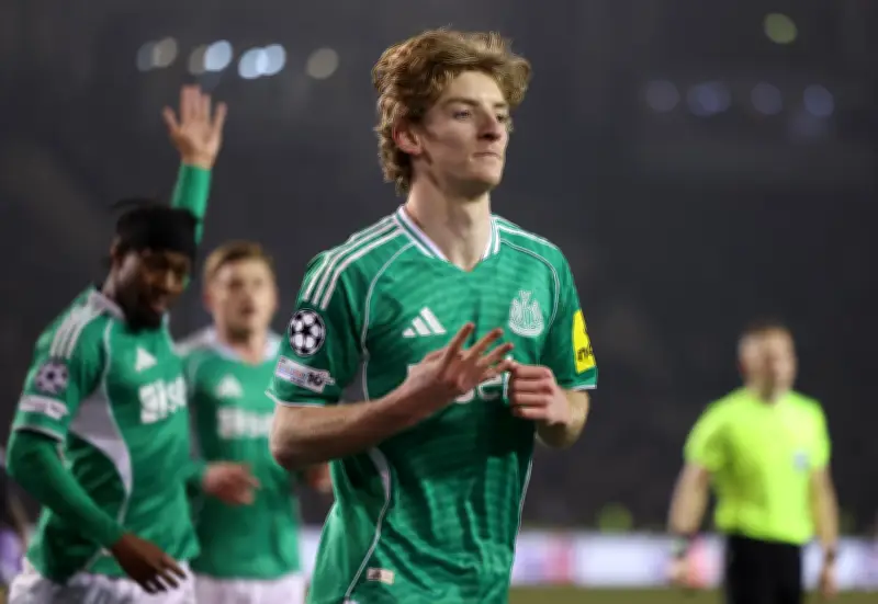 Anthony Gordon firma póker histórico y Newcastle golea 1-6 al Qarabag en Champions