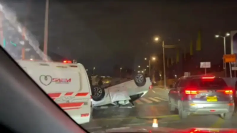 Aparatoso accidente en la Calle 100 Norte de Bogotá deja vehículo volcado
