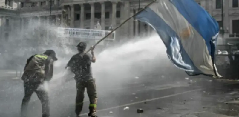 Argentina aprueba reforma laboral en medio de huelga general: cambios clave y próximos pasos