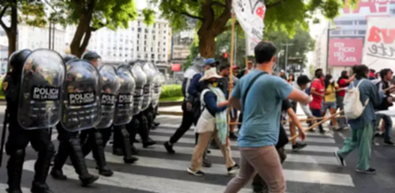 Argentina: Senado debate reforma laboral de Milei mientras protestas bloquean Buenos Aires