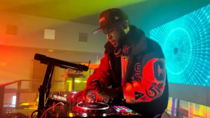 Artistas urbanos celebran la liberación de DJ Dever con mensajes de agradecimiento en redes