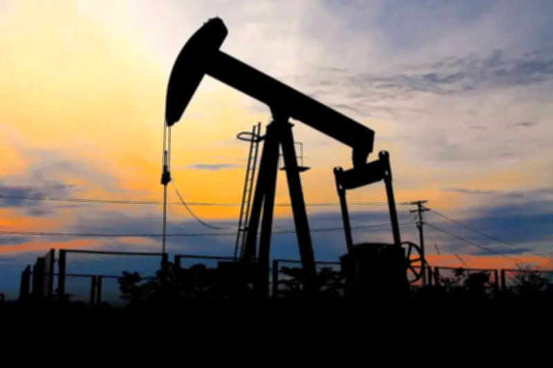 Ataque de EE.UU. e Israel a Irán podría disparar precio del petróleo a 100 dólares