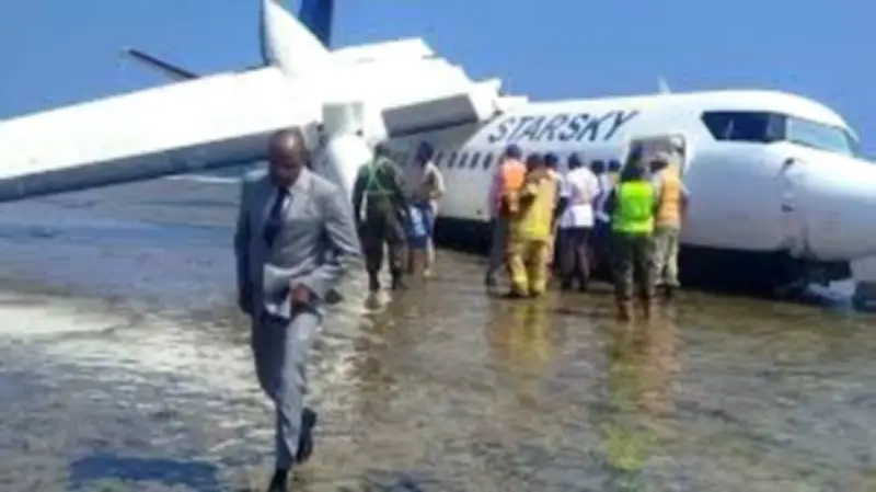 Aterrizaje de emergencia en playa de Somalia: Avión con 55 personas se estrella sin víctimas fatales