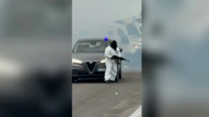 Atraco de película en Italia: comando incendia camión, ataca blindados y dispara a policías