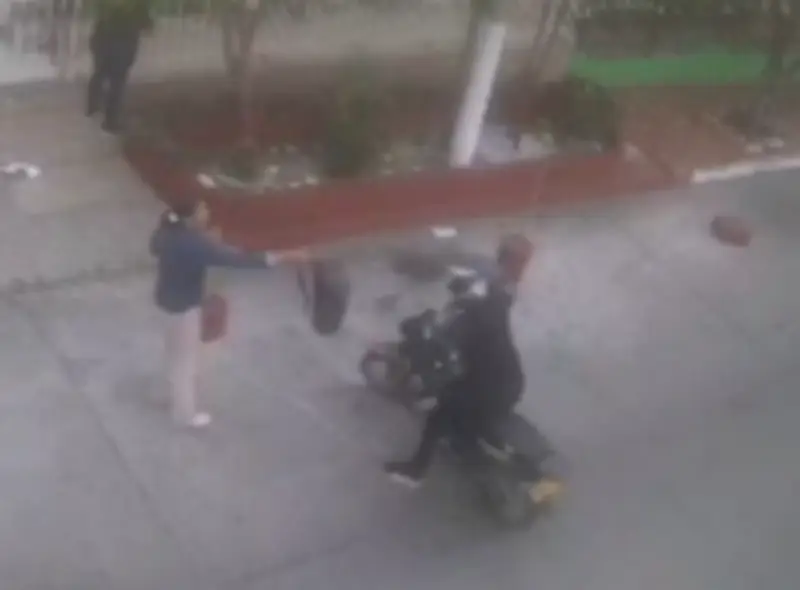 Atraco en La Castellana: Delincuente en moto intimida a mujer y huye con su bolso