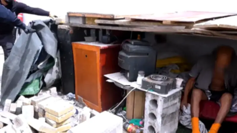 Autoridades desmantelan 11 cambuches en Bogotá con televisores y conexiones ilegales