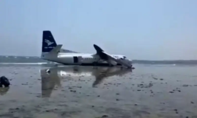 Avión con 55 personas se estrella en playa de Somalia tras fallo técnico al despegar