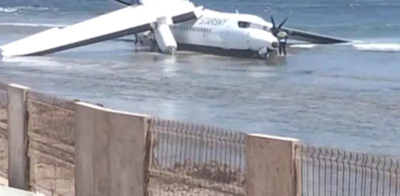 Avión se estrella en playa de Somalia tras falla técnica minutos después del despegue