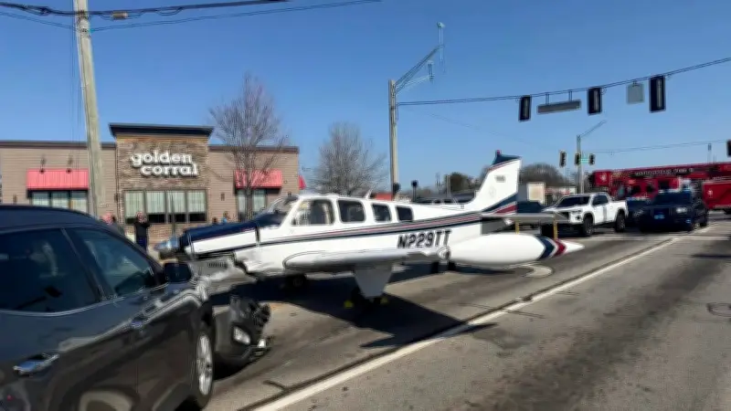 Avioneta realiza aterrizaje de emergencia en autopista de Georgia y colisiona con vehículos