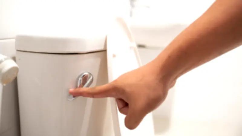 Bajar la tapa del inodoro: una barrera vital contra bacterias y virus en el baño