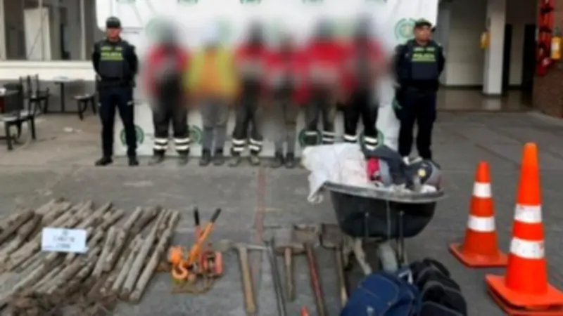 Banda con uniformes falsos del IDU capturada robando fibra óptica en Suba