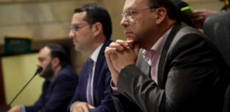 Banqueros se reúnen con Gobierno por polémicas inversiones forzosas que encarecerían créditos