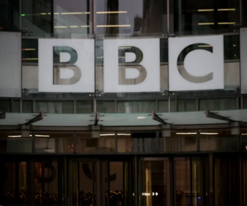 BBC se disculpa por emitir insulto racista de invitado con Tourette en premios BAFTA