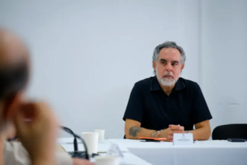 Benedetti califica suspensión del salario mínimo como decisión política contra los menos favorecidos