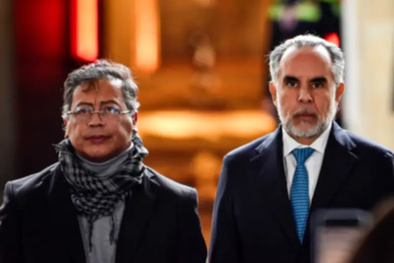 Benedetti denuncia influencia de élites en suspensión del salario mínimo y advierte consecuencias políticas