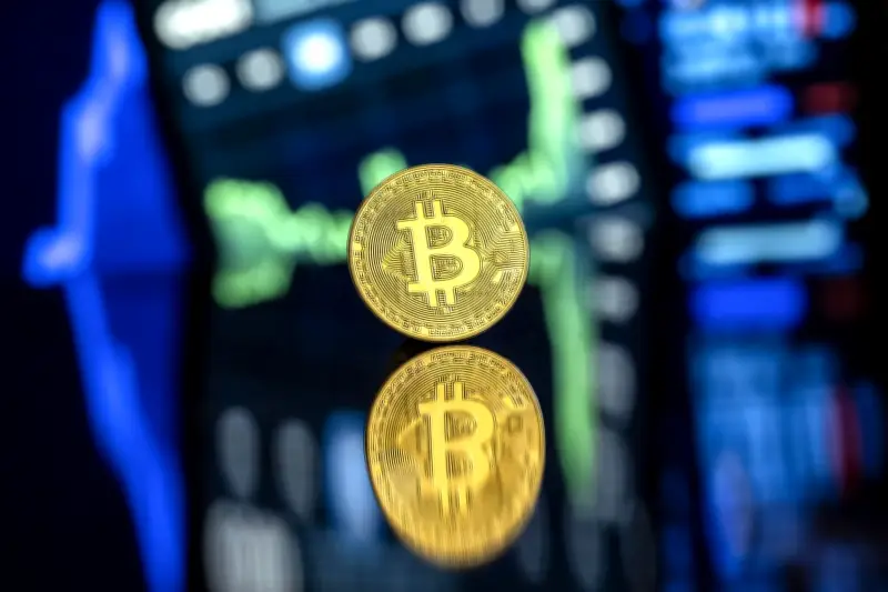 Bitcoin se desploma por debajo de USD 65.000 ante incertidumbre por aranceles de EE.UU.