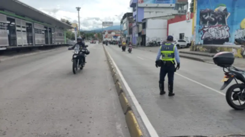 Bloqueo en Calle 5 de Cali afecta movilidad por manifestaciones en Manzana del Saber