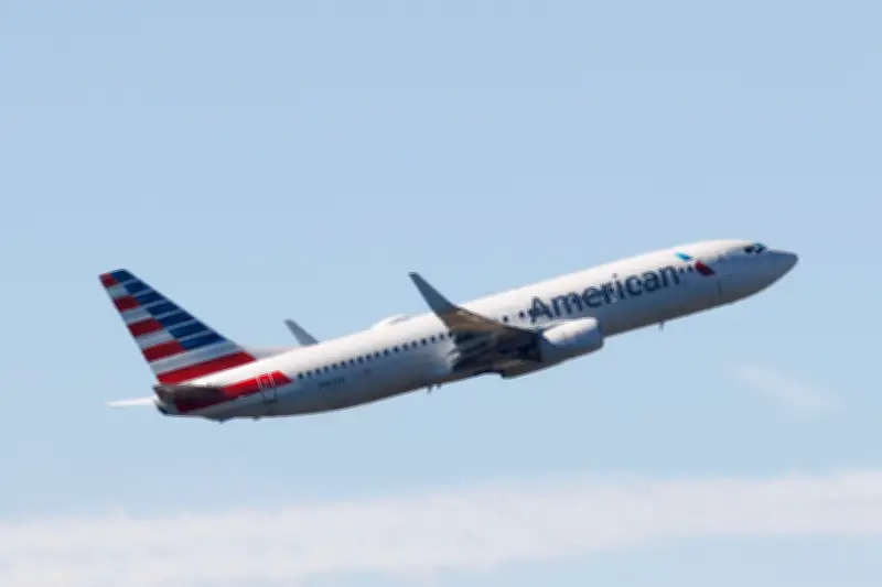 Boeing 737 de American Airlines aterriza en Miami con misteriosos orificios en su ala derecha