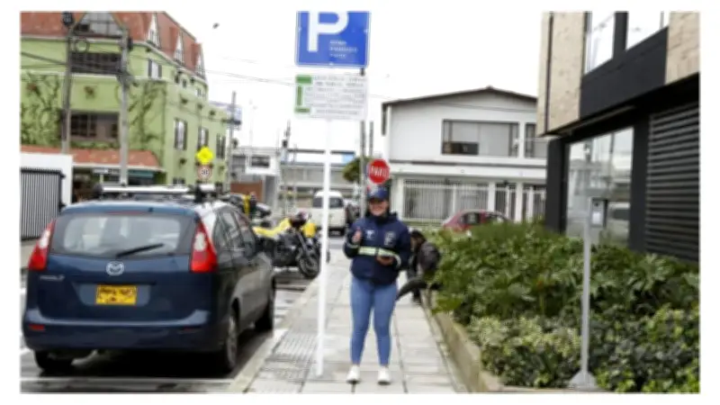 Bogotá aumenta tarifas de parqueo pago en 2026: vehículos eléctricos tendrán primera hora gratis