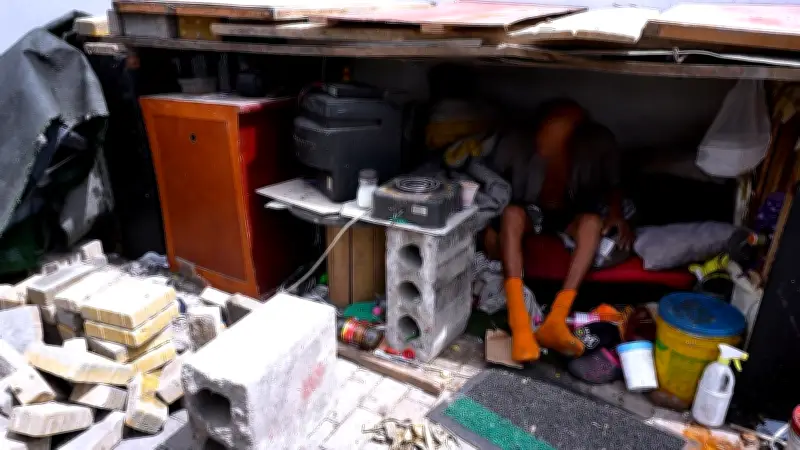 Bogotá desmonta 11 cambuches en canal Comuneros y atiende a 17 habitantes de calle