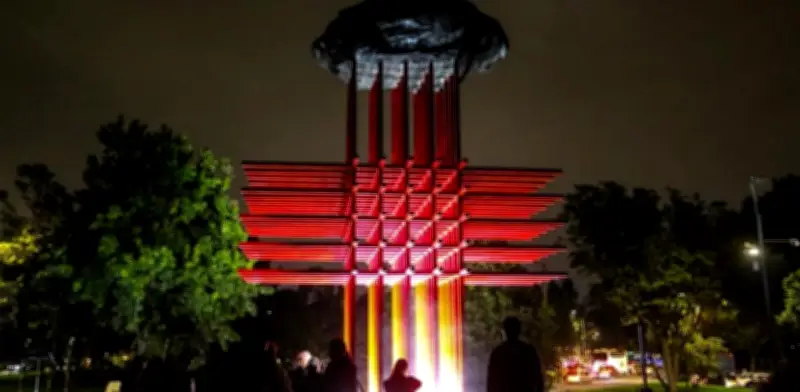 Bogotá inaugura 'Umbral', monumento que honra a personal de salud fallecido durante la pandemia