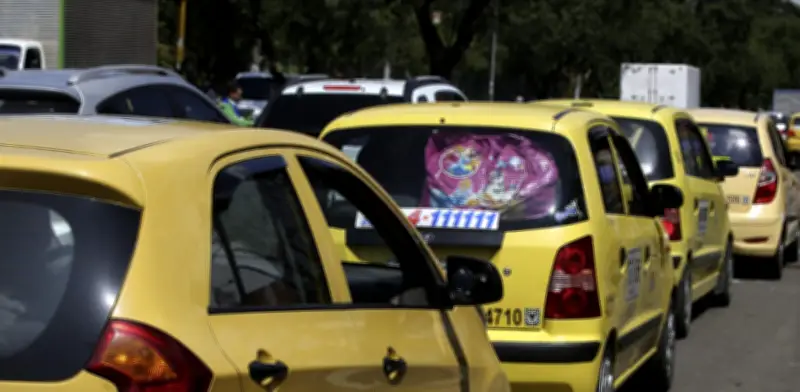 Bogotá oficializa nuevas tarifas de taxi para 2026 con ajustes en banderazo y recargos