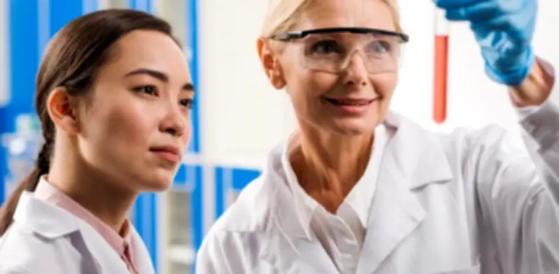 Brecha de género en la ciencia: artículos de mujeres tardan hasta 14,6% más en revisión